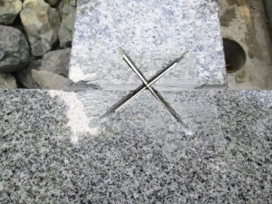 十字に組んだ金具で石材を固定