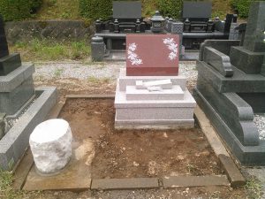 ピンクと赤の御影石のお墓の完成