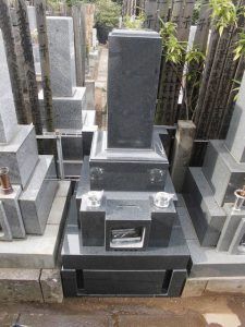 墓地の雰囲気に合わせた和型デザインのお墓が仕上がりました。 
