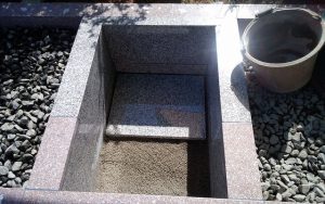 納骨室のつくりですが、奥に敷いてある白御影石の上に、お骨壷を安置いたします。 手前にある砂の部分は、お骨を土に還すスペースになります。