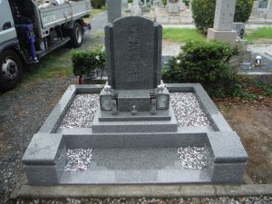 関西地方で人気のアーバングレーという白系のみかげ石を使用したお墓の完成です。