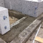 石材には耐震ボンドを基礎の上にはモルタルを敷いて据え付けます。