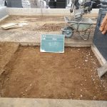 地面を掘り下げる工程