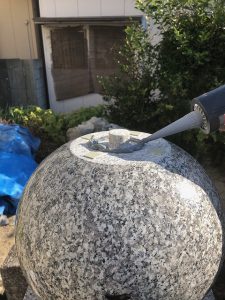 積み上げる石材には耐震免震施工を採用