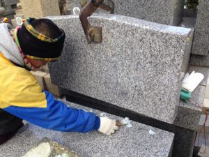 人力で持ち上がらない石材は、このように墓石専用の道具を使用してクレーンで慎重に積み上げていきます。