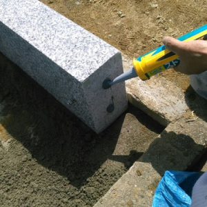 まずは外柵から。石材用ボンドとモルタルを使用して石材を据え付けます。