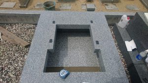 地震対策として石材が重なる部分には免震シートを使用しています。