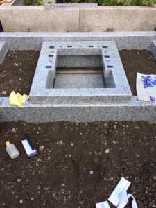 大切なお墓をお守りする為石材が重なる部分には免震シートを使用しています。