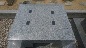 石材同士が重なる部分には免震シートを使用して大切なお墓を地震からお守りします。