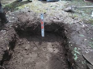 まずは基礎部分の土を深めに掘ります。