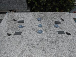 免震シート。石材の重なる部分には免震シートを使用して大切なお墓をお守りします。