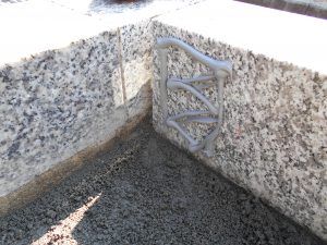  まずは外柵から。石材用ボンドとモルタルを使用して石材同士しっかりと固定します。