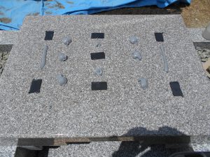 石材の重なる部分には免震シートを使用します。地震の揺れから大切なお墓をお守り致します。