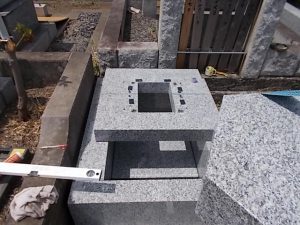 石材の重なる部分には免震シートを使用します。大切なお墓を地震からお守りいたします。