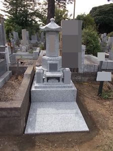 お施主様ご希望のオリジナルデザインのお墓が完成しました。