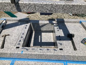 免震シート。石材の重なる部分には免震シートを使用して大切なお墓を地震からお守りします。