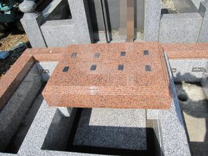  地震対策として石材の重なる部分には免震シートを使用します。地震の揺れを軽減する事で大切なお墓をお守り致します。