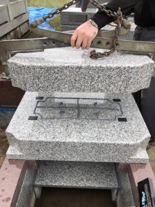  石材の重なる部分には免震シートを使用して地震から大切なお墓をお守りします。 