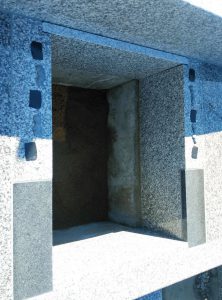 石材の重なる部分には免震シートを使用します。大切なお墓を地震からお守り致します。