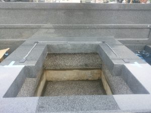 地震対策として石材の重なる部分には免震シートを使用します。地震から大切なお墓をお守り致します。