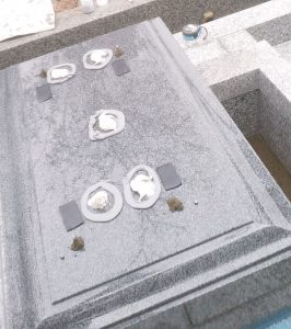 地震対策として石材の重なる部分には免震シートを使用して大切なお墓をお守りいたします。