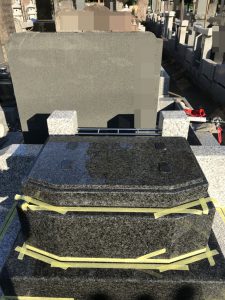 大切なお墓を地震からお守りする為石材の重なる部分には免震シートを使用します。