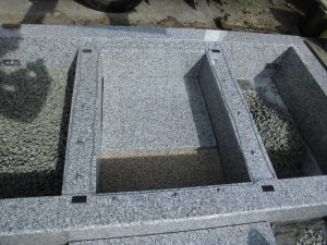 地震対策として石材の重なる部分には免震シートを使用します。