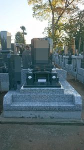 ラフィークというデザインのお墓が完成しました。竿石や上台、花立といった随所にステップカットを施し石目の美しさ輝きをより際立たせたデザインになってます。 
