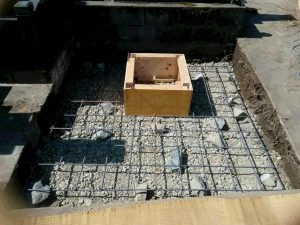  配筋工。コンクリートのひび割れを防ぐため約20センチ間隔で鉄筋を組んでいきます。