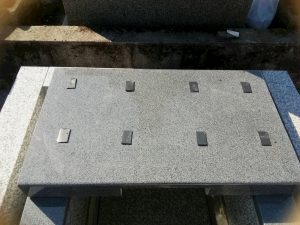 石材の重なる部分には免震シートを使用して大切なお墓を地震からお守りします。