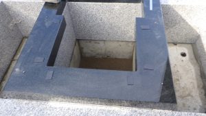 石材の重なる部分には免震シートを使用します。地震から大切なお墓をお守りいたします。