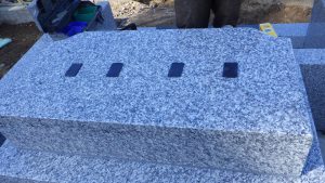 石材の重なる部分には免震シートを使用します。地震から大切なお墓をお守りいたします。 