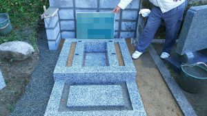 石材の重なる部分には免震シートを使用します。地震から大切なお墓をお守り致します。