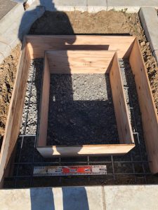 コンクリートを流し込む前に約20センチ間隔で鉄筋を組んでいきます。鉄筋を組む事でコンクリートのひび割れを防ぎます。 
