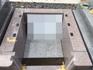  地震対策として石材の重なる部分には免震シートを使用して大切なお墓をお守りいたします。
