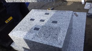 地震対策として石材の重なる部分には免震シートを使用して大切なお墓をお守りいたします。