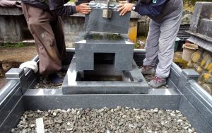 石材の重なる部分には免震シートを使用して大切なお墓を地震からお守りします。