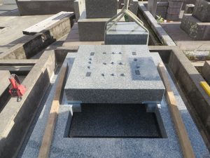 石材の重なる部分には免震シートを使用して大切なお墓をお守り致します。