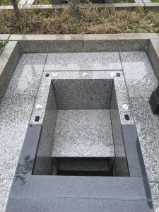 大切なお墓をお守りする為、石材の重なる部分には免震シートを使用して地震の揺れを軽減します。