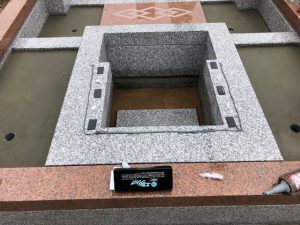 石材の重なる部分には免震シートを使用して大切なお墓を地震からお守り致します。